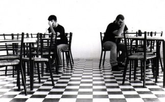 Ragionamento morale due uomini pensierosi seduti in due tavoli diversi
